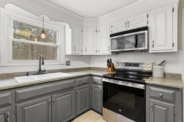 $599,000 | 37 Camelot Drive, Bedford, NH 03110