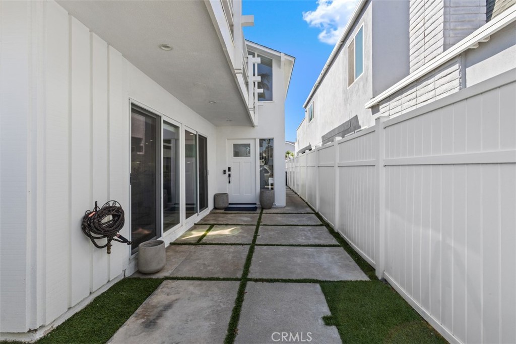 255 Colton Street Newport Beach, CA 92663 - Photo 22 of 24 a view of entryway