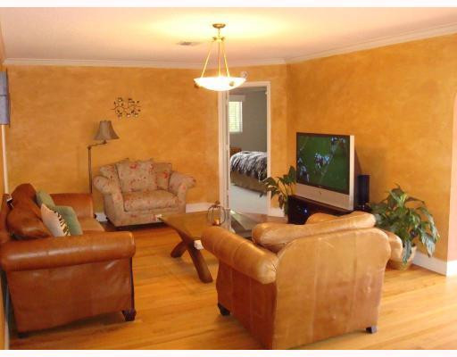 974 Southwest 12th Avenue Boca Raton, FL 33486 - Photo 3 of 10 Living Room