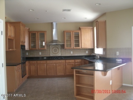 2756 East Virginia Street Gilbert, AZ 85296 - Photo 3 of 10 Upgraded kitchen