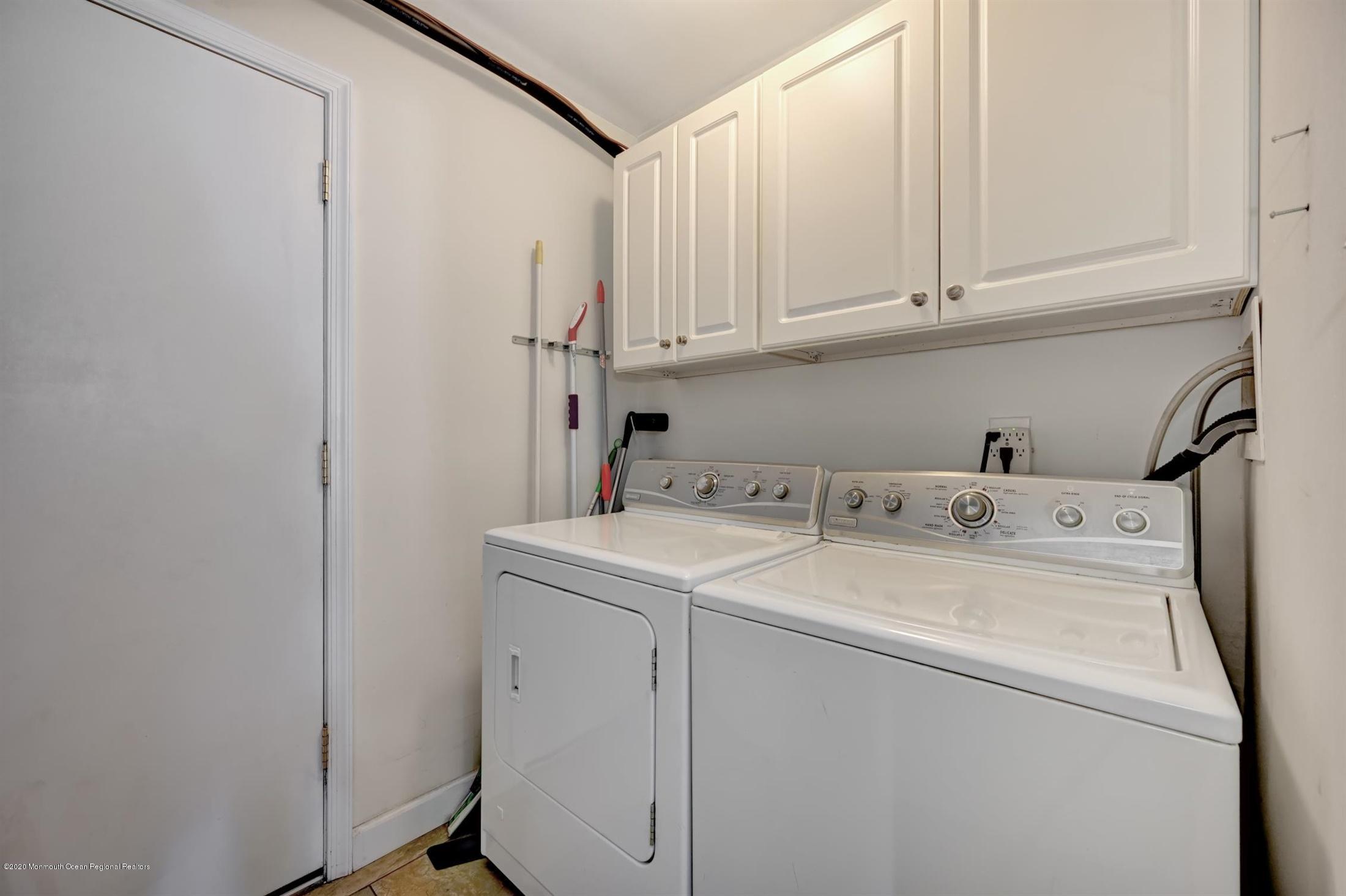 9 Greenfield Road Manalapan, NJ 07726 - Photo 32 of 38 32-Laundry