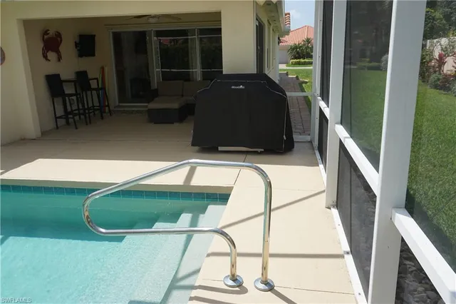 a view of entryway with a floor to ceiling window and entryway