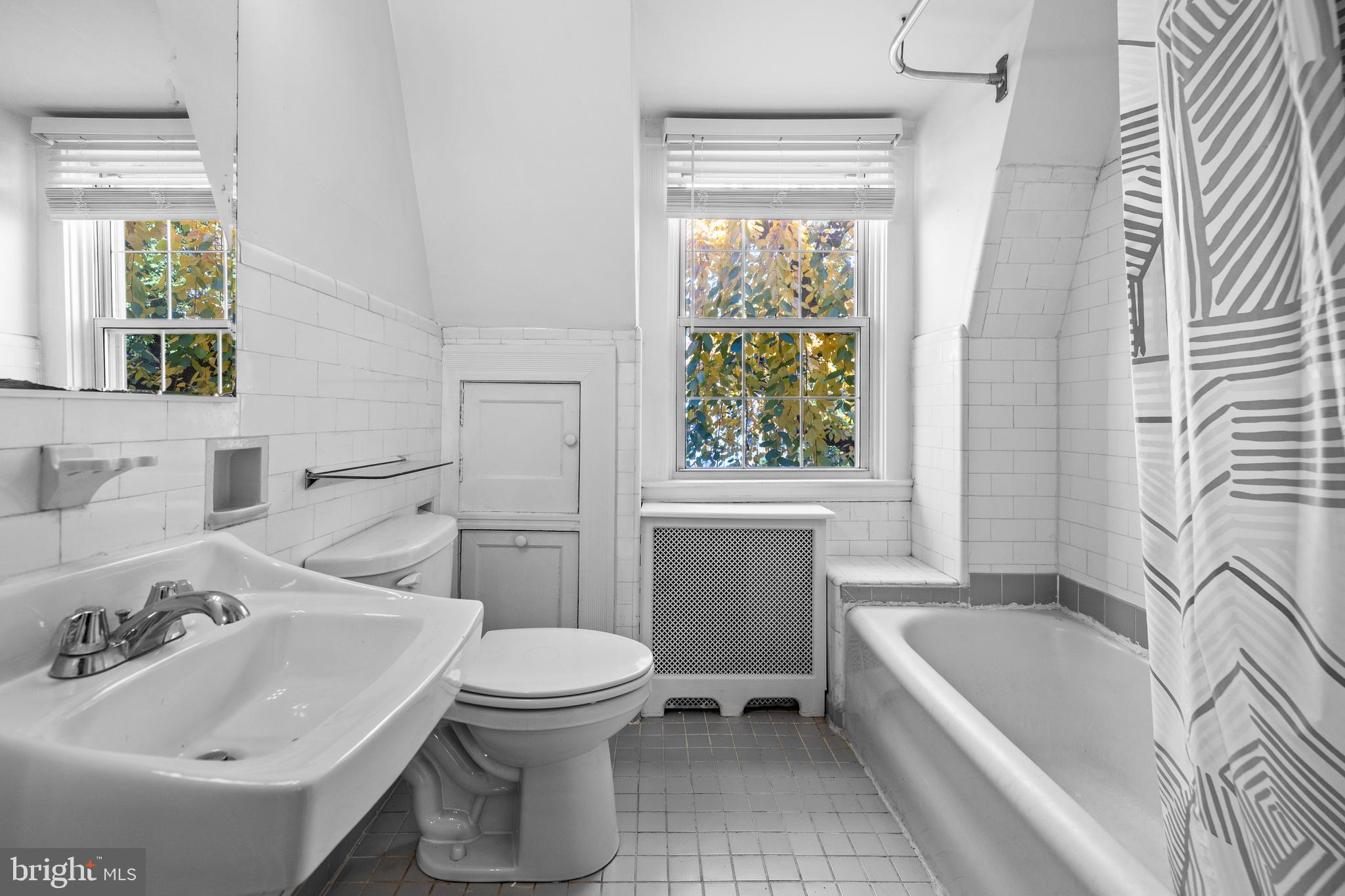 327 Broxton Road Baltimore, MD 21212 - Photo 27 of 47 Hall Bathroom