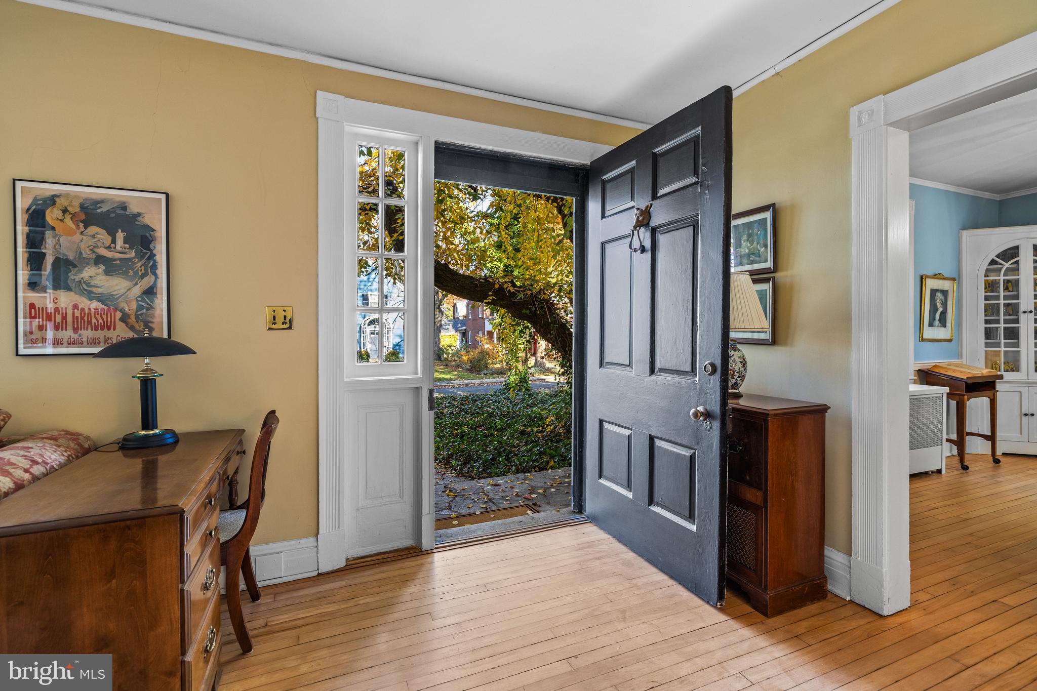 327 Broxton Road Baltimore, MD 21212 - Photo 3 of 47 Come in please! Kindly remove your shoes.