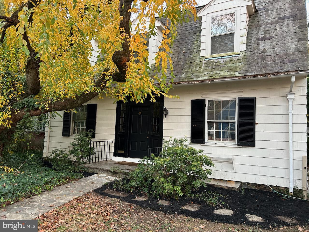 327 Broxton Road Baltimore, MD 21212 - Photo 4 of 47 327 Broxton is a Dutch Colonial made of cedar.