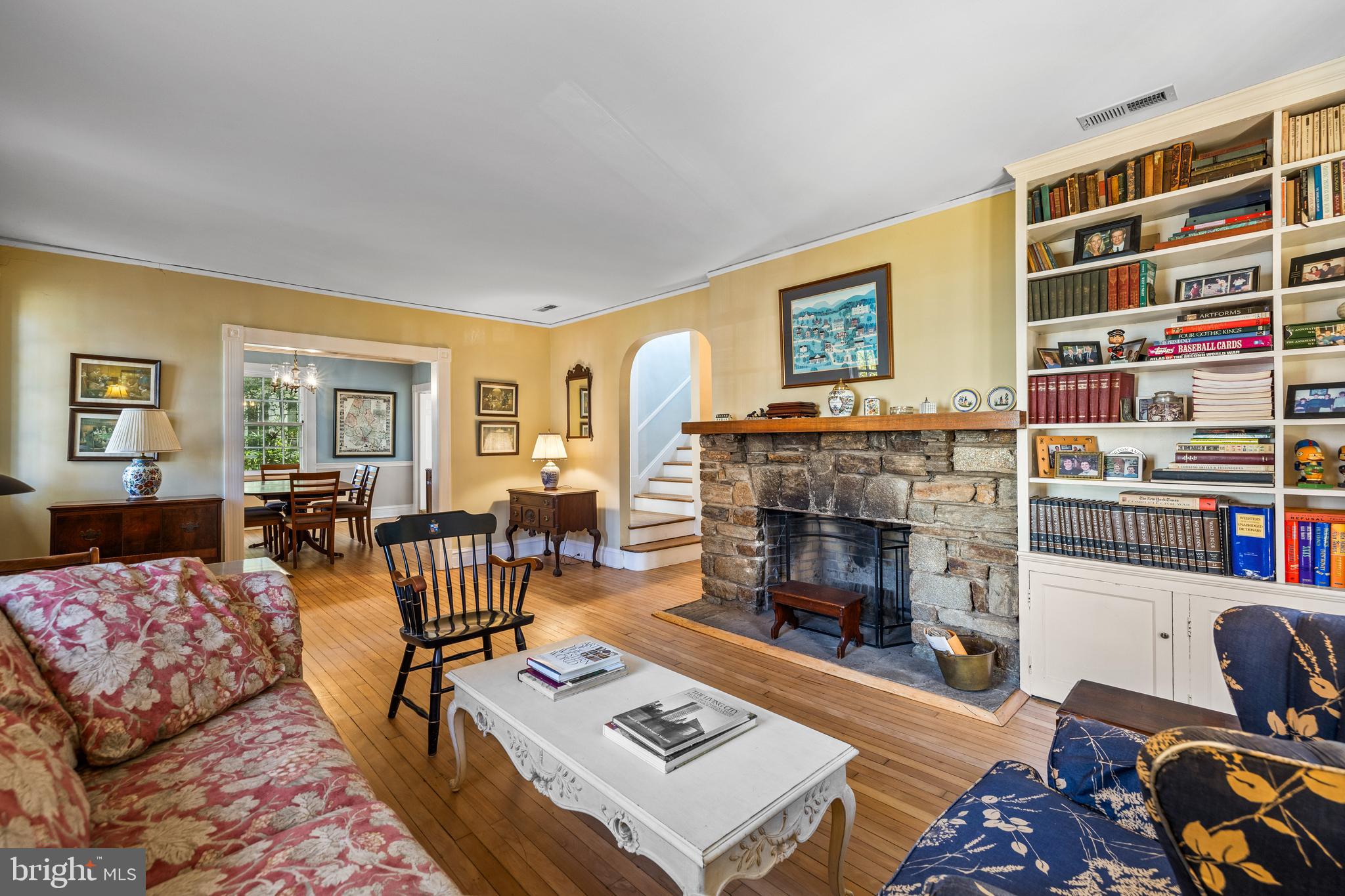 327 Broxton Road Baltimore, MD 21212 - Photo 8 of 47 Lots of built-ins.