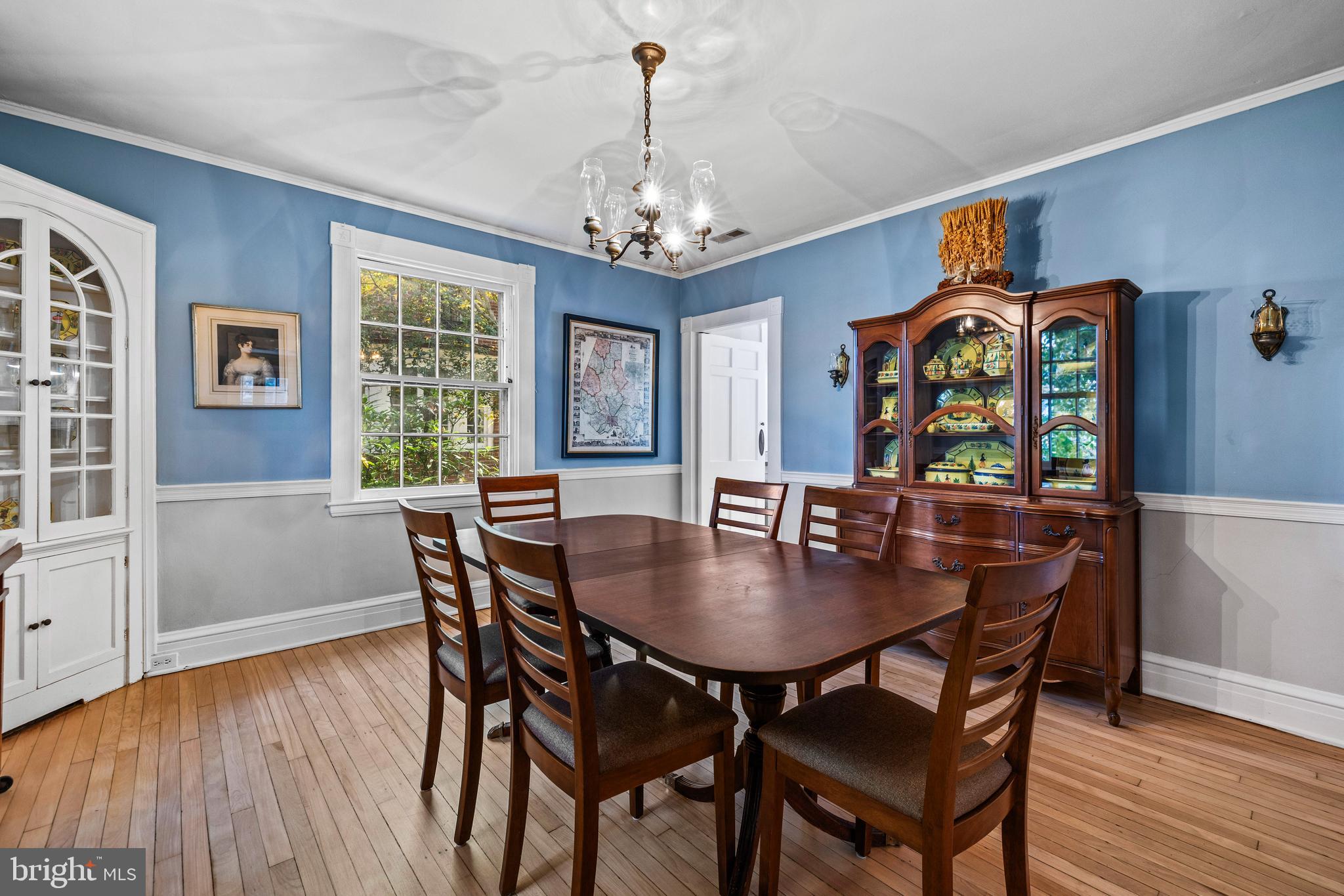 327 Broxton Road Baltimore, MD 21212 - Photo 9 of 47 The dining room is perfect for the holidays.
