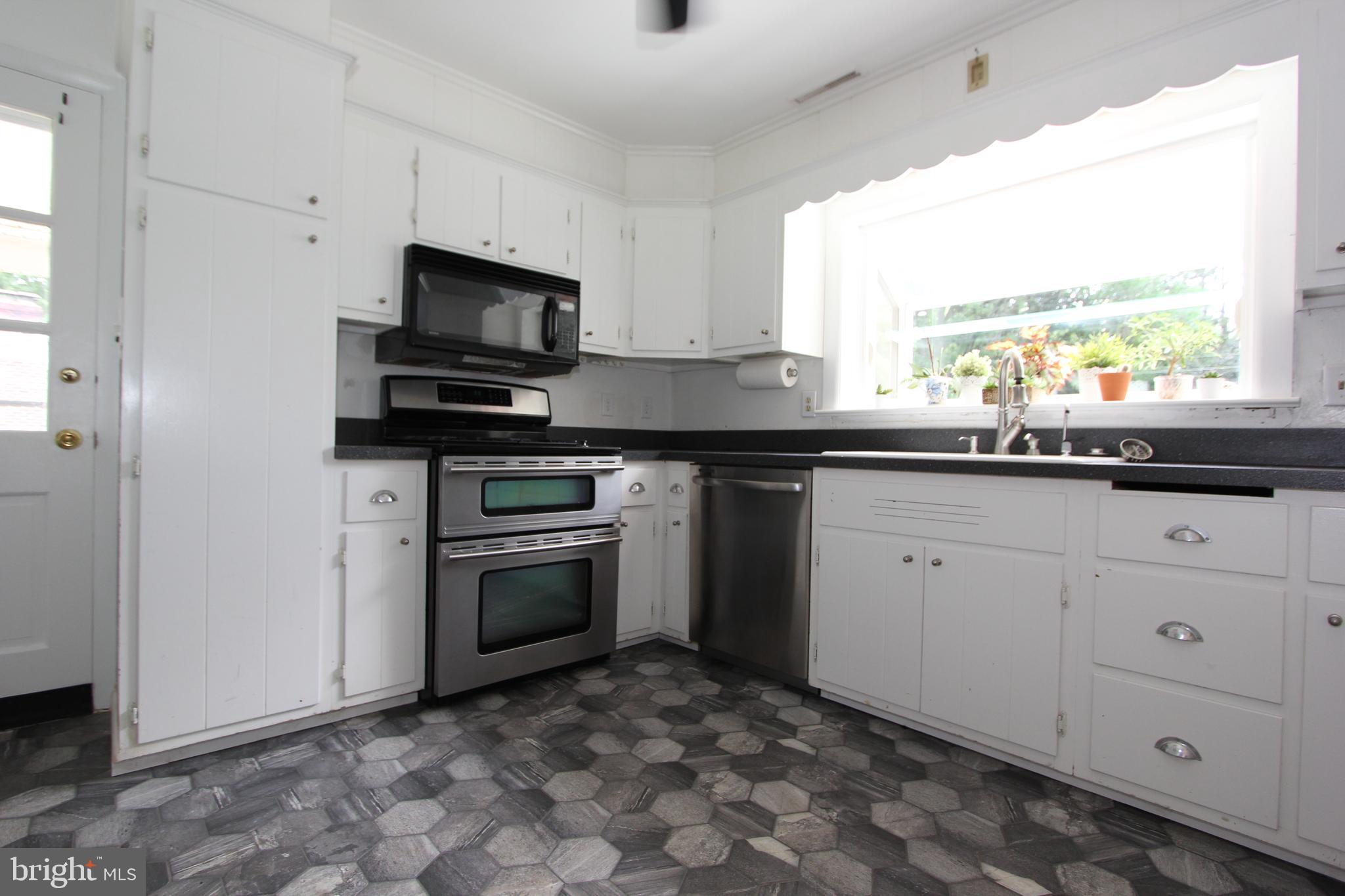 7917 Edgewood Farm Road Frederick, MD 21702 - Photo 7 of 69 Gas range!