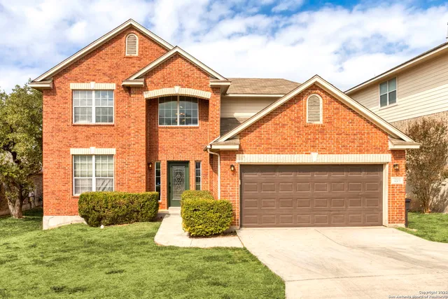 a view of front a house with a yard
