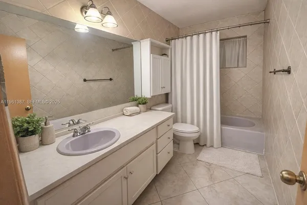 $4,200 | 3241 Northwest 40th Street, Lauderdale Lakes, FL 33309
