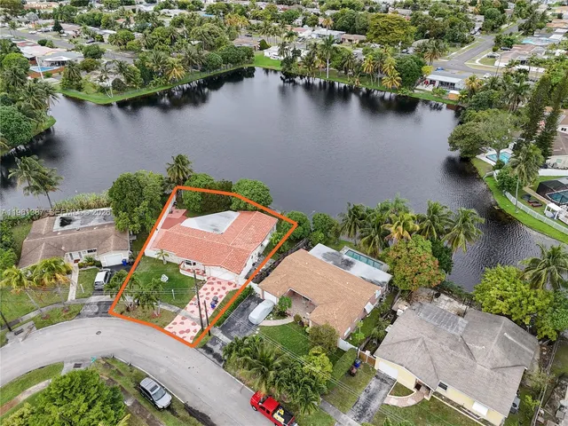 an aerial view of a house with outdoor space and lake view