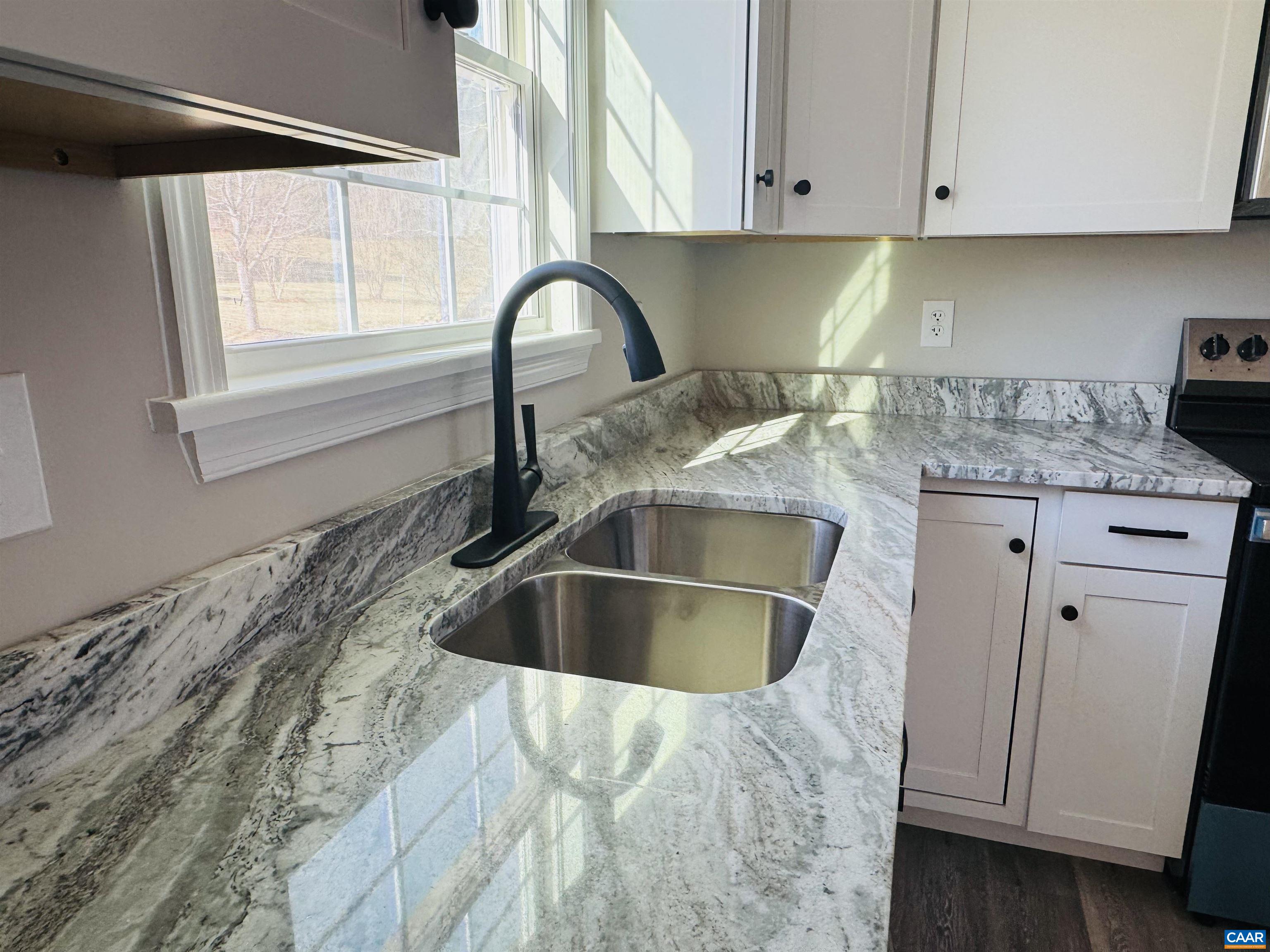 202 Robinhood Road Staunton, VA 24401 - Photo 12 of 75