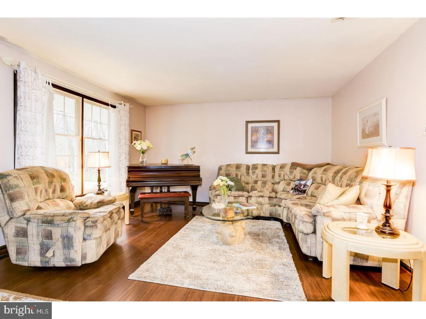 52 Bunker Hill Road Shamong, NJ 08088 - Photo 3 of 25 Living Room