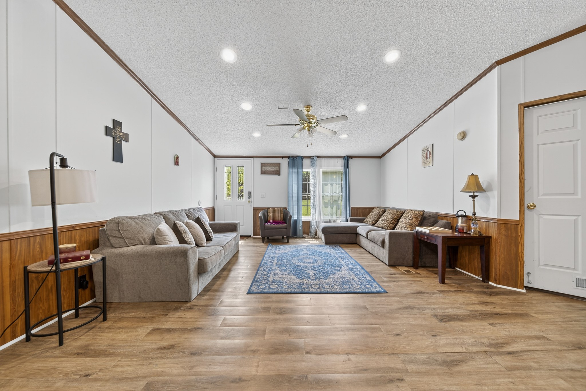2600 Round Hill Road Lewisburg, TN 37091 - Photo 22 of 100 a living room with furniture kitchen view and a wooden floor
