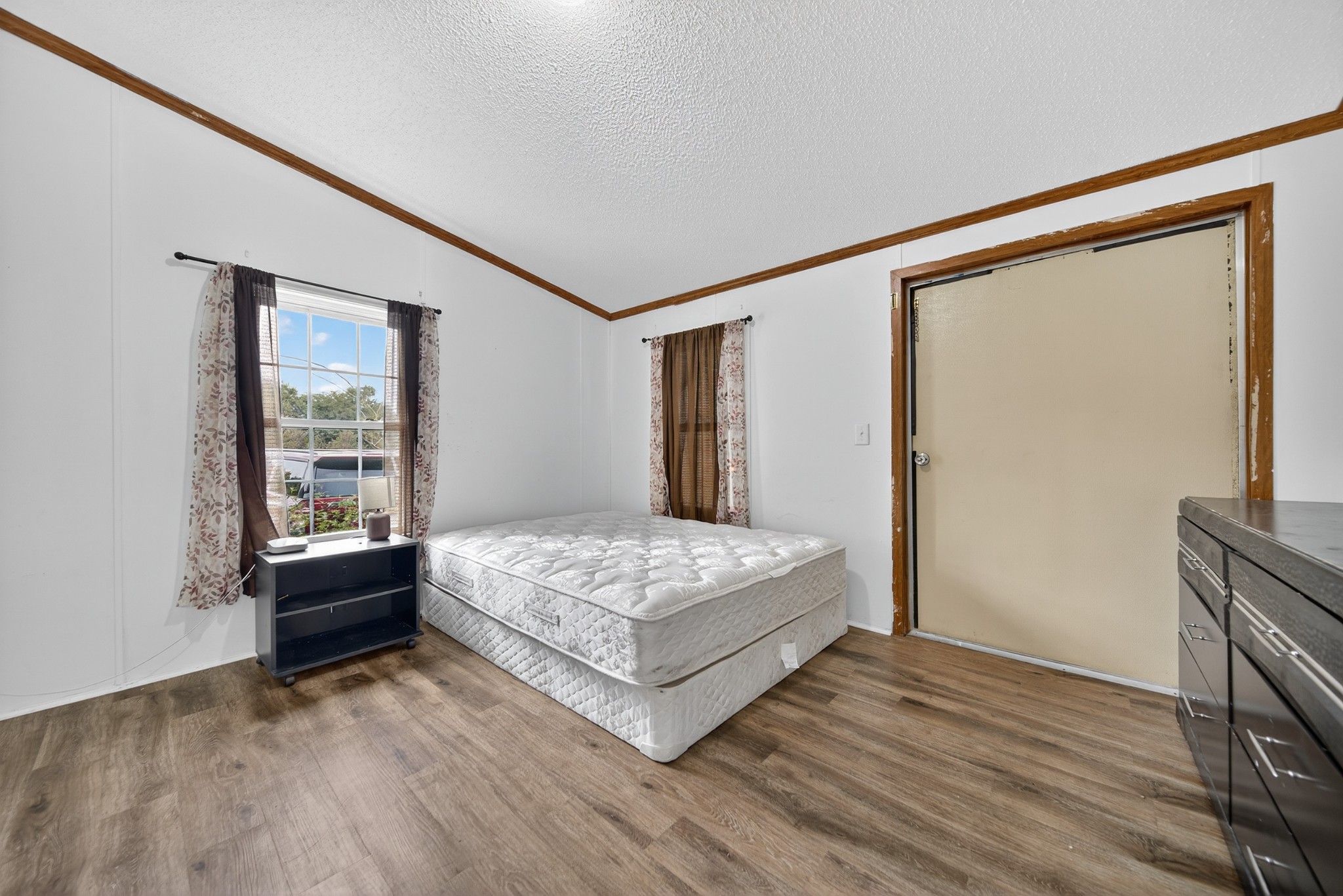 2600 Round Hill Road Lewisburg, TN 37091 - Photo 45 of 100 a bedroom with a bed lamp and a window