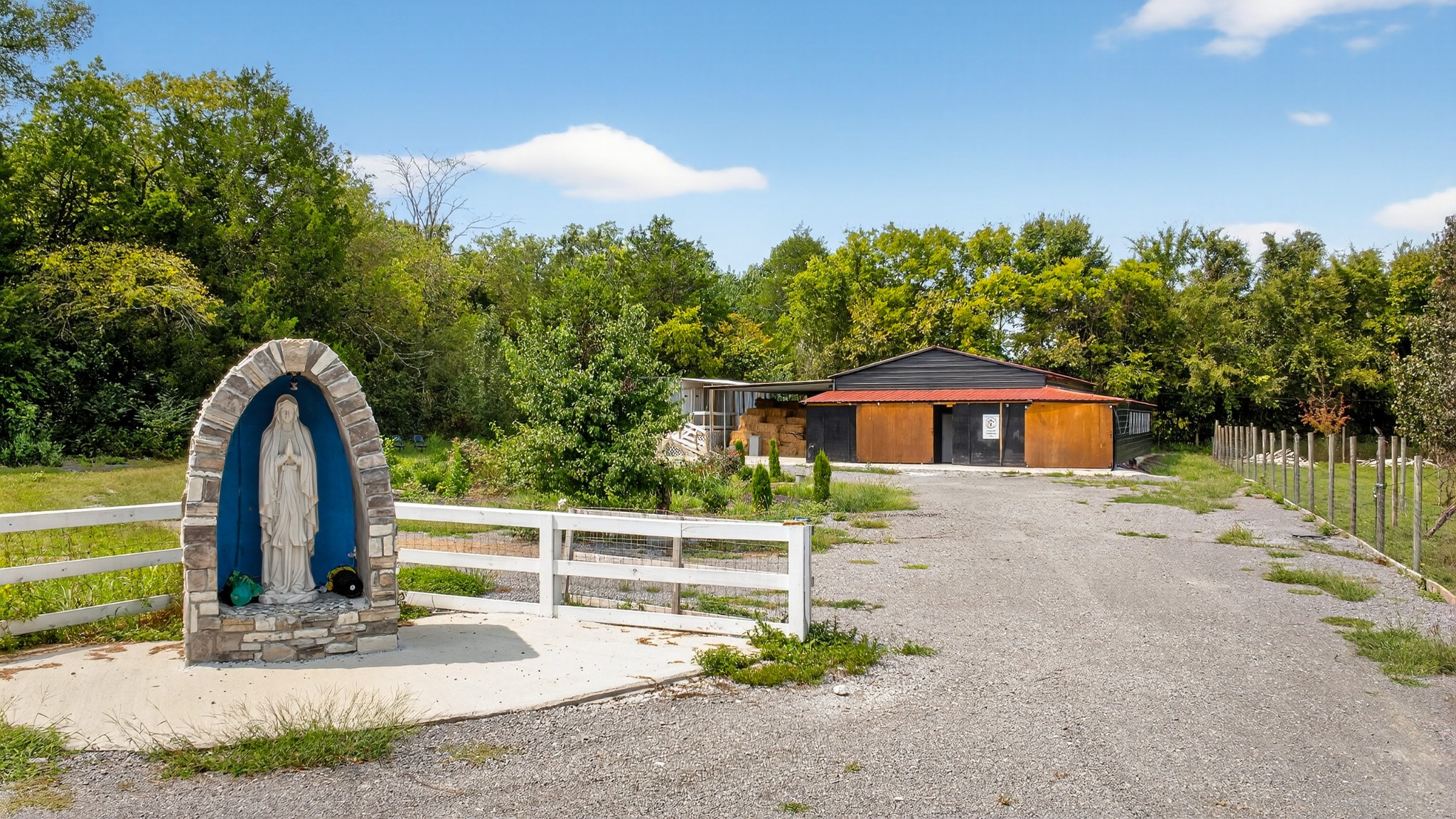 2600 Round Hill Road Lewisburg, TN 37091 - Photo 98 of 100 a front view of a house with garden