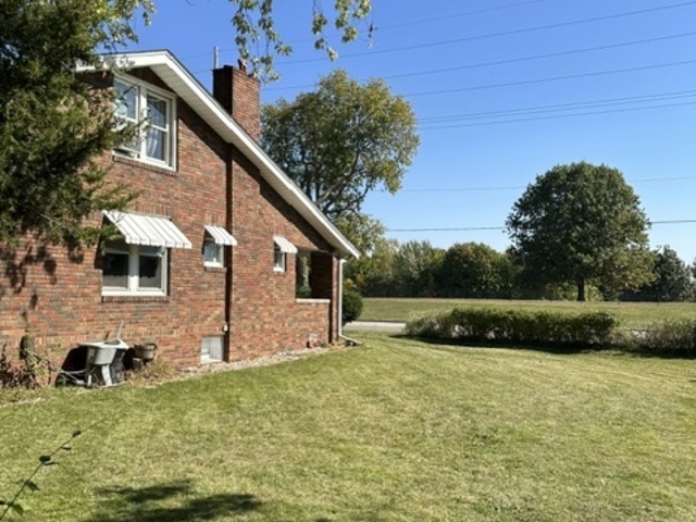 729 South 22nd Street Decatur, IL 62521 - Photo 6 of 22 a backyard of a house with lots of green space