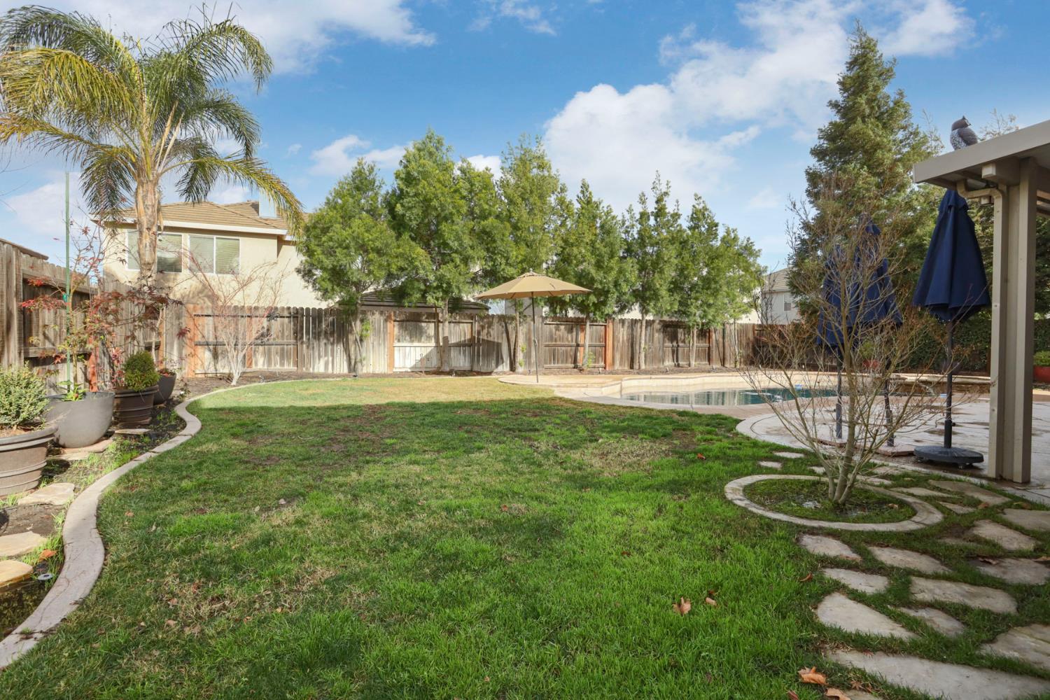 565 Bodeson Court Ripon, CA 95366 - Photo 61 of 65 a view of a park with a fountain