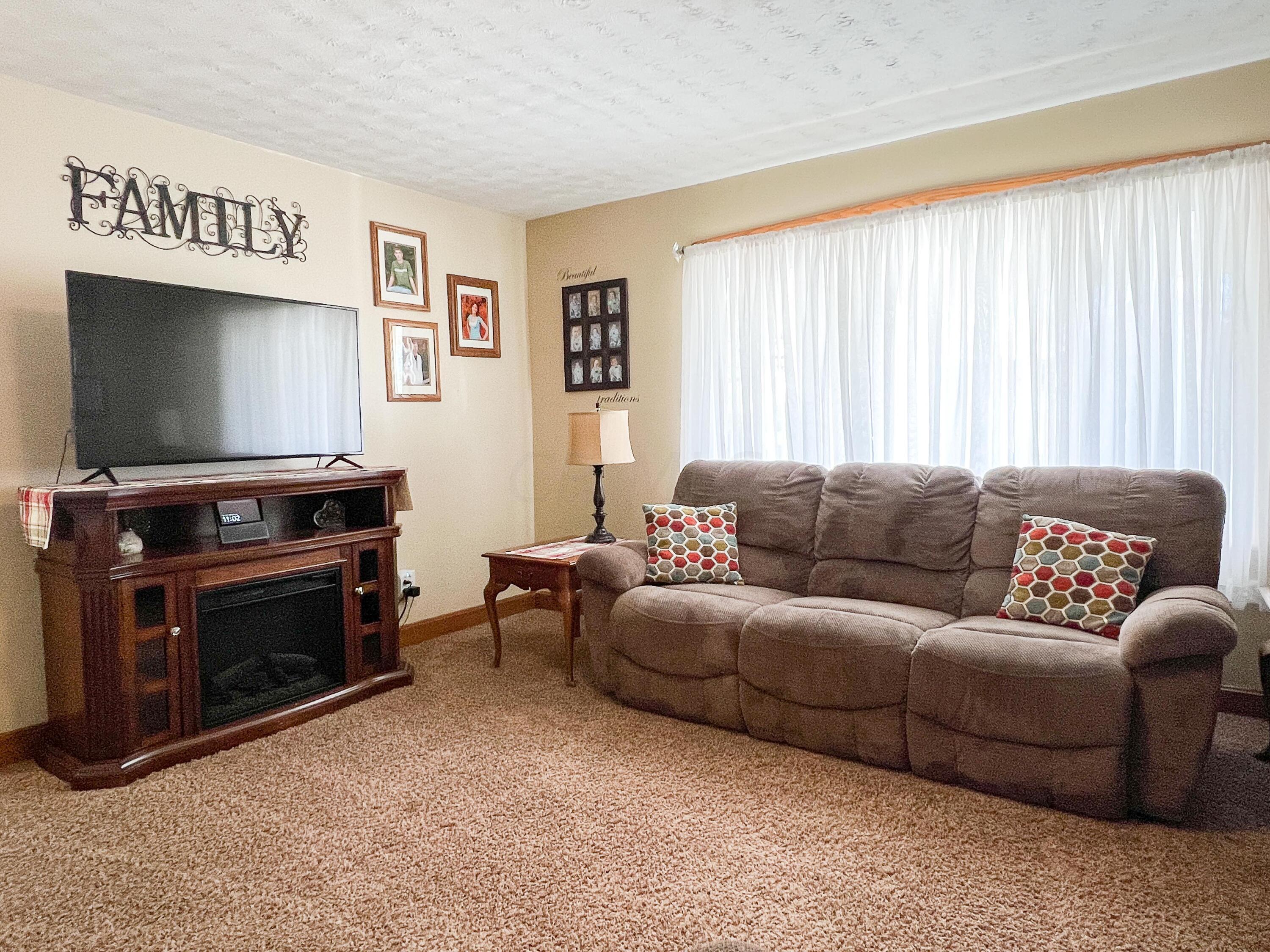 107 Union Street Edison, OH 43320 - Photo 11 of 47 Living Room