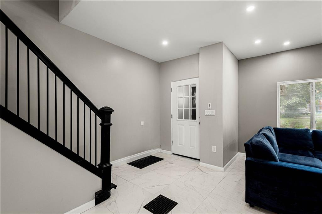 214 North Aiken Avenue Pittsburgh, PA 15206 - Photo 14 of 37 Front entry and staircase