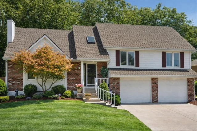 $385,000 | 905 Northeast Country Lane, Lee's Summit, MO 64086