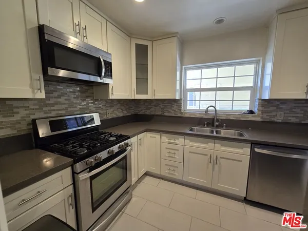 $984,900 | 2944 Mayfield Avenue, La Crescenta, CA 91214