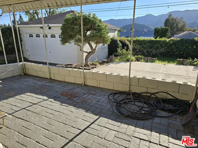 a view of a backyard