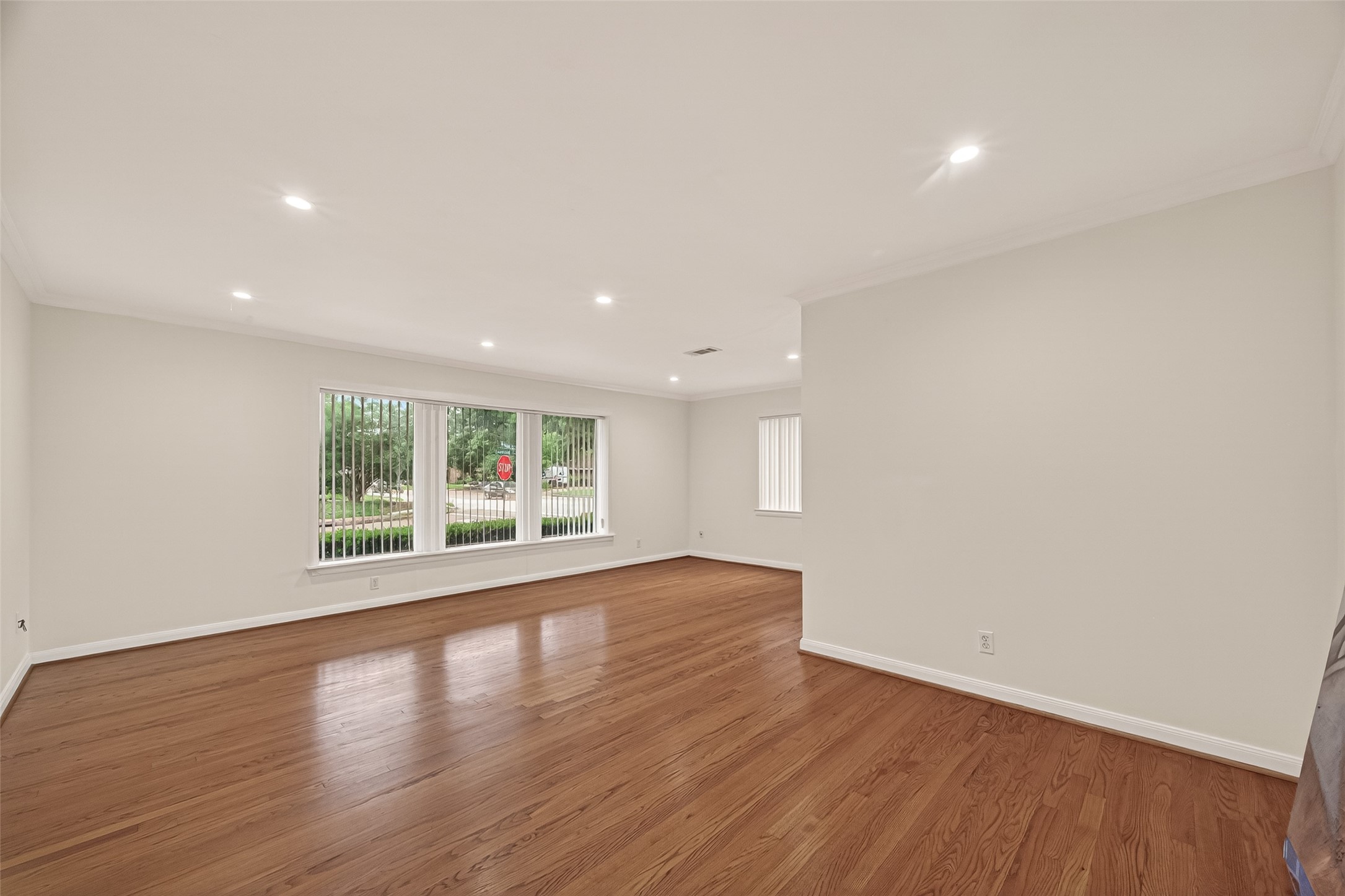 5666 Overbrook Lane Houston, TX 77056 - Photo 5 of 36