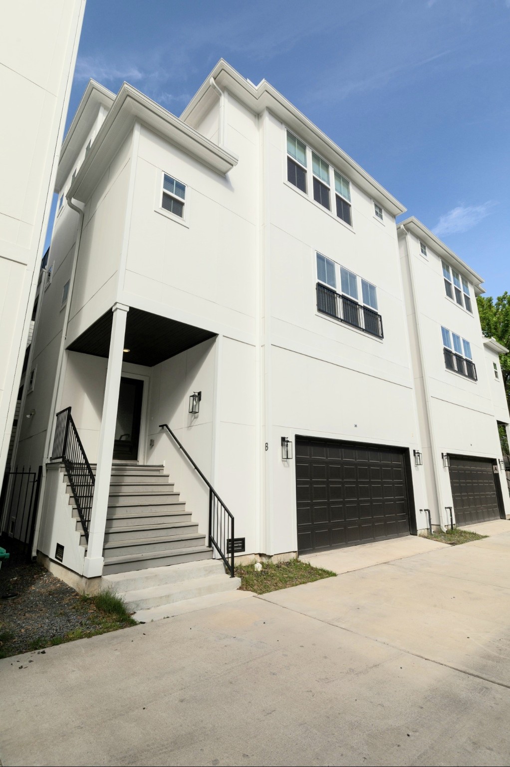 1421 West 23rd Street, Unit C Houston, TX 77008 - Photo 2 of 40 a front view of a house with a garage