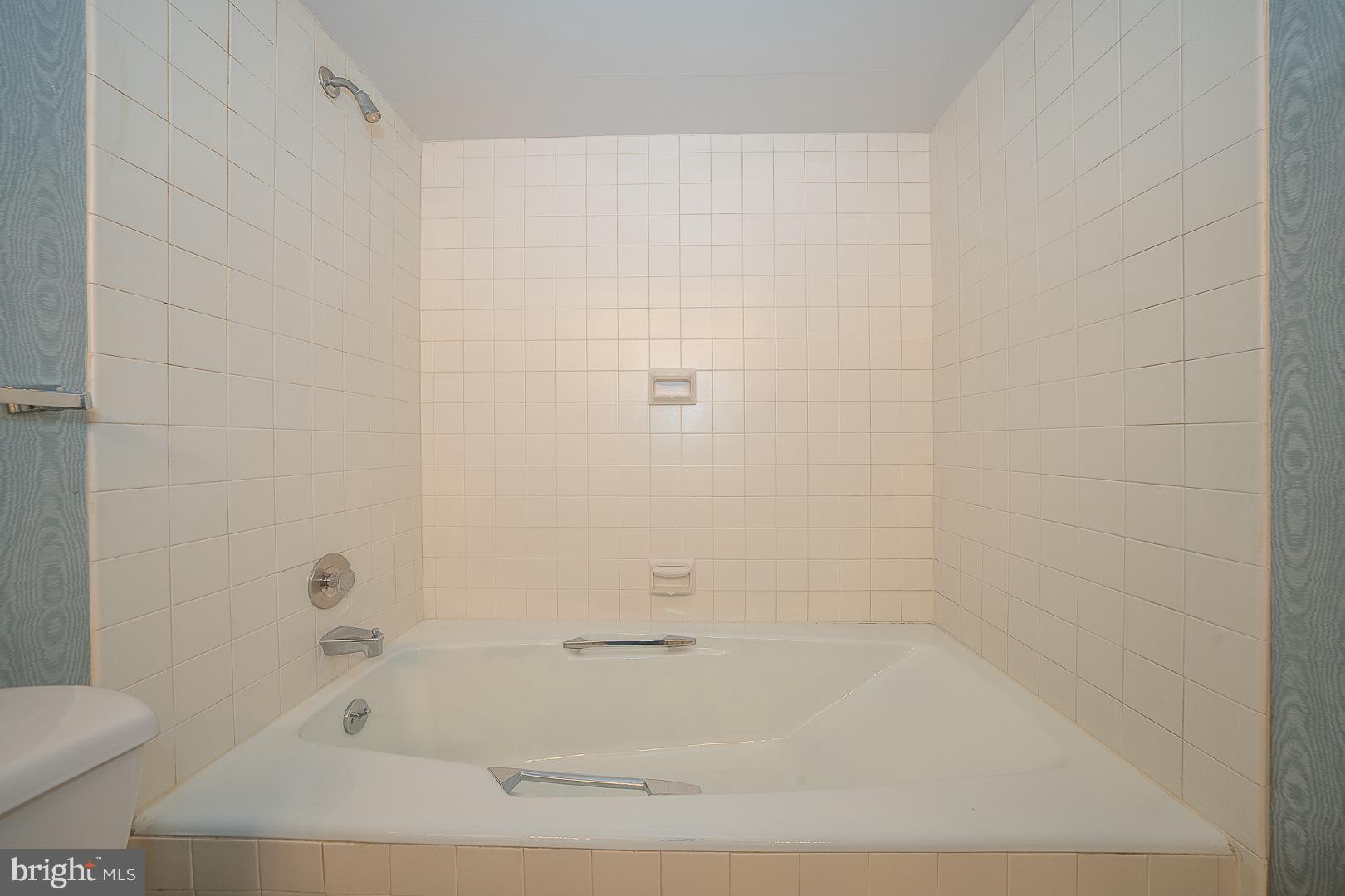 41 Conshohocken State Road, Unit 203 Bala Cynwyd, PA 19004 - Photo 16 of 34 Large Tub in the Primary Bath