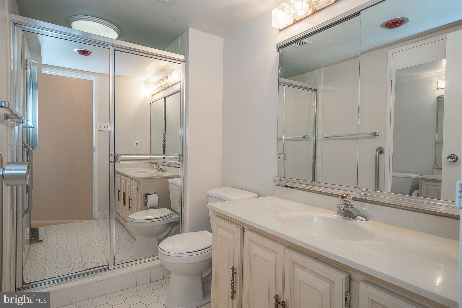 41 Conshohocken State Road, Unit 203 Bala Cynwyd, PA 19004 - Photo 20 of 34 Full Bathroom in the Hallway