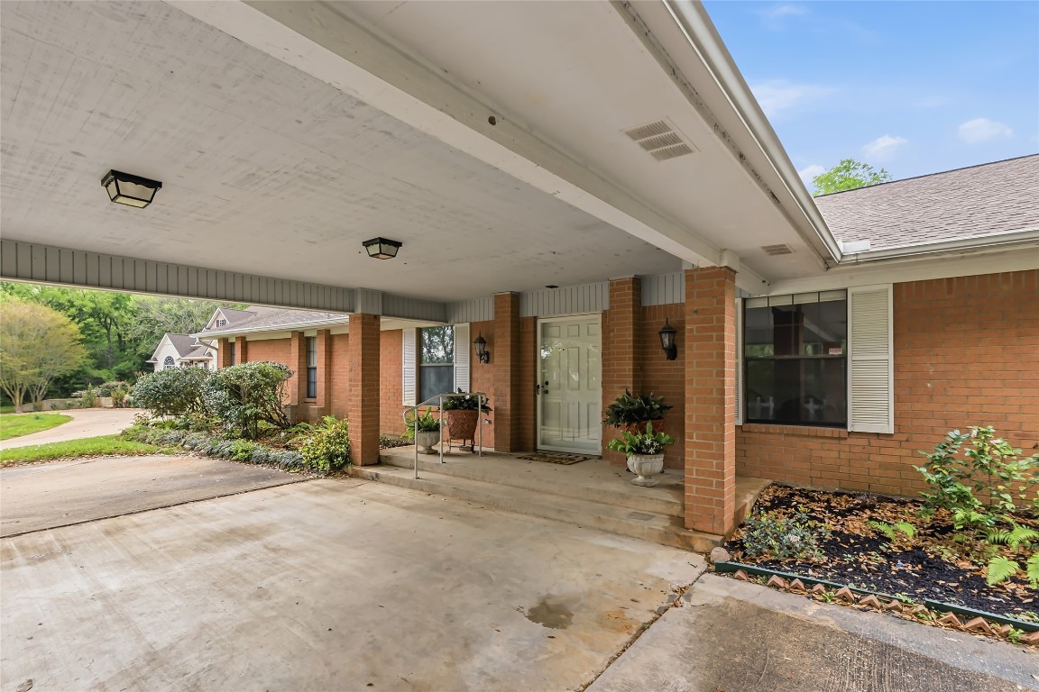 807 Standley Road Madisonville, TX 77864 - Photo 3 of 35 a view of a house with porch and sitting area