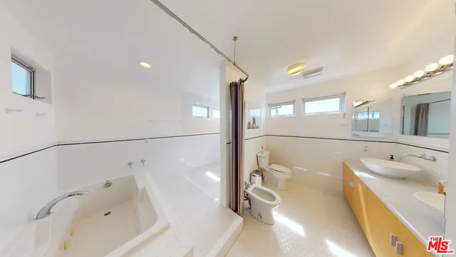 $2,398,000 | 1410 Pacific Avenue, Venice, CA 90291