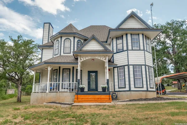 $389,000 | 9052 U.S. Highway 181 North, Floresville, TX 78114