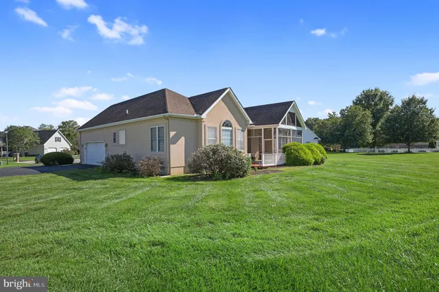 a view of a house with backyard and garden