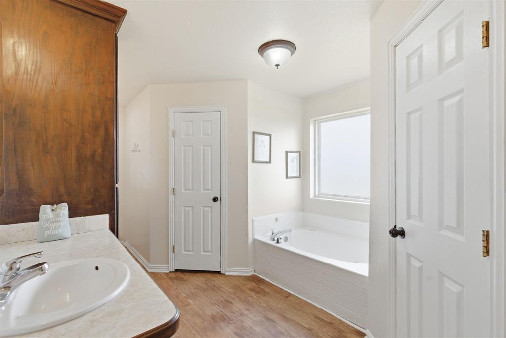 301 Rhoades Lane Springtown, TX 76082 - Photo 13 of 33