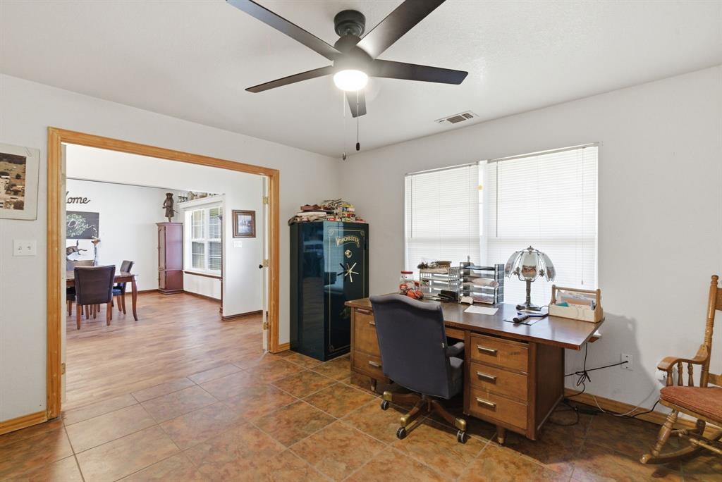 301 Rhoades Lane Springtown, TX 76082 - Photo 20 of 33