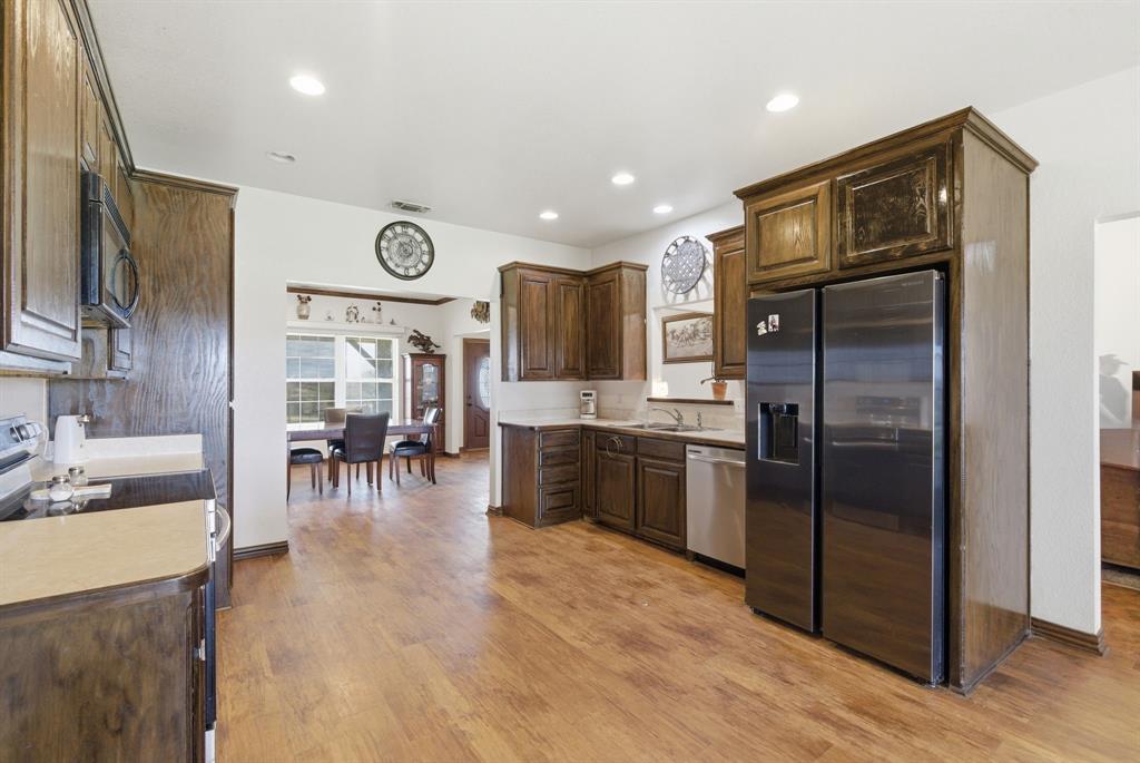 301 Rhoades Lane Springtown, TX 76082 - Photo 5 of 33