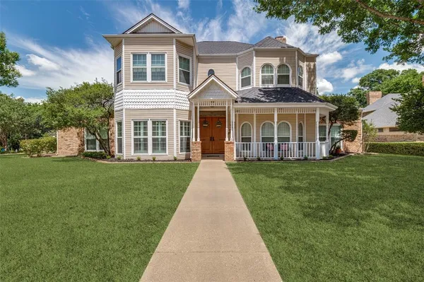 $575,000 | 636 Bent Creek Drive, DeSoto, TX 75115