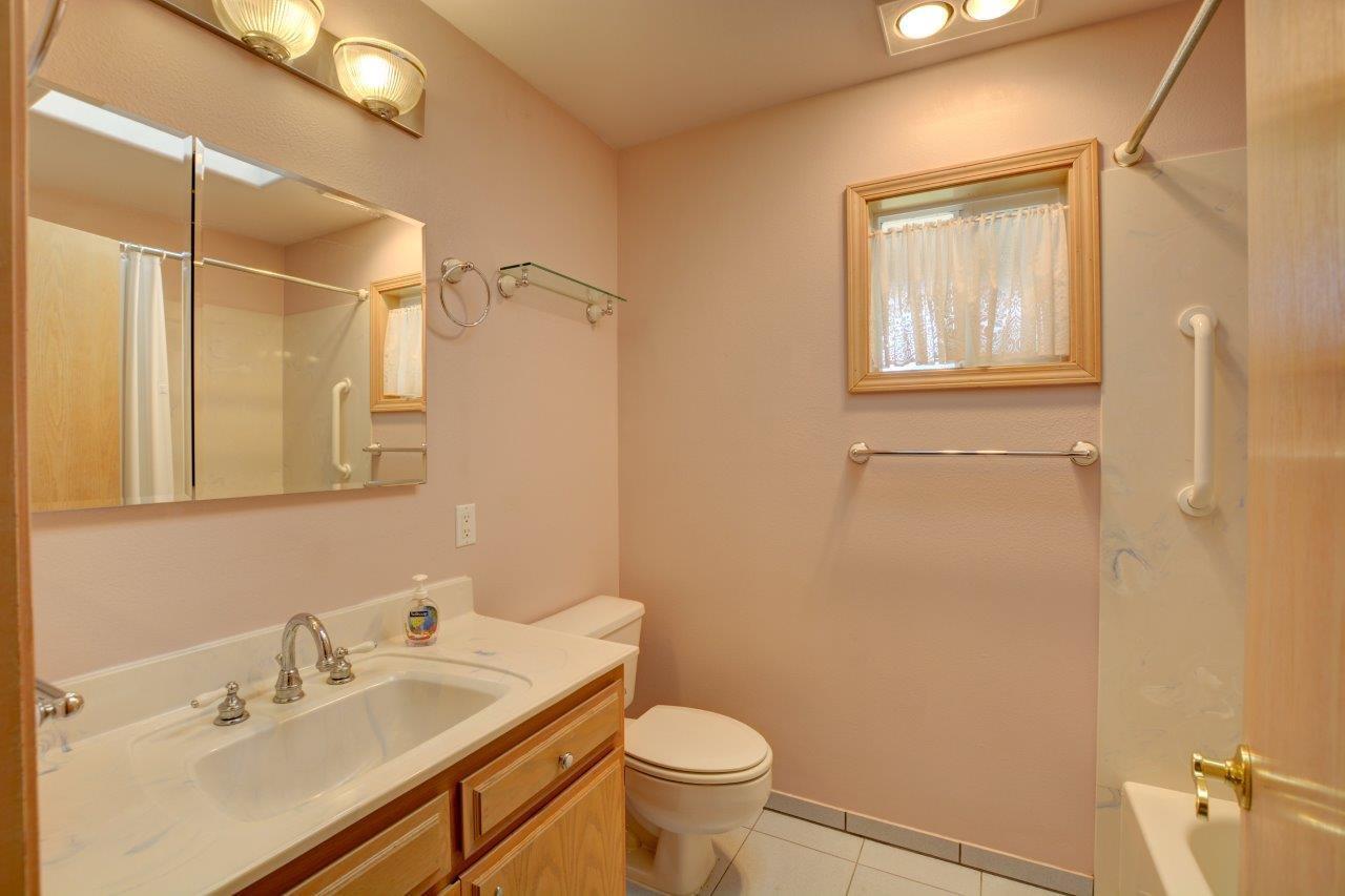 4400 Independence School Road Medford, OR 97501 - Photo 14 of 35 Guest Bath