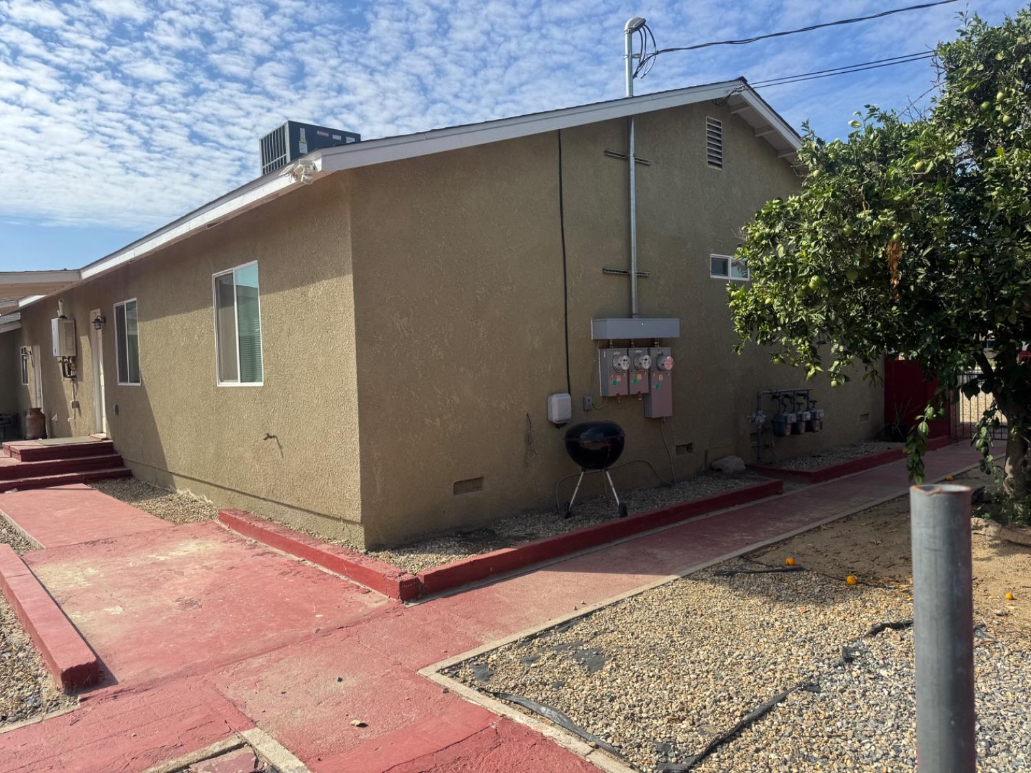 3280 McCall Avenue Selma, CA 93662 - Photo 38 of 56 a backyard of a house