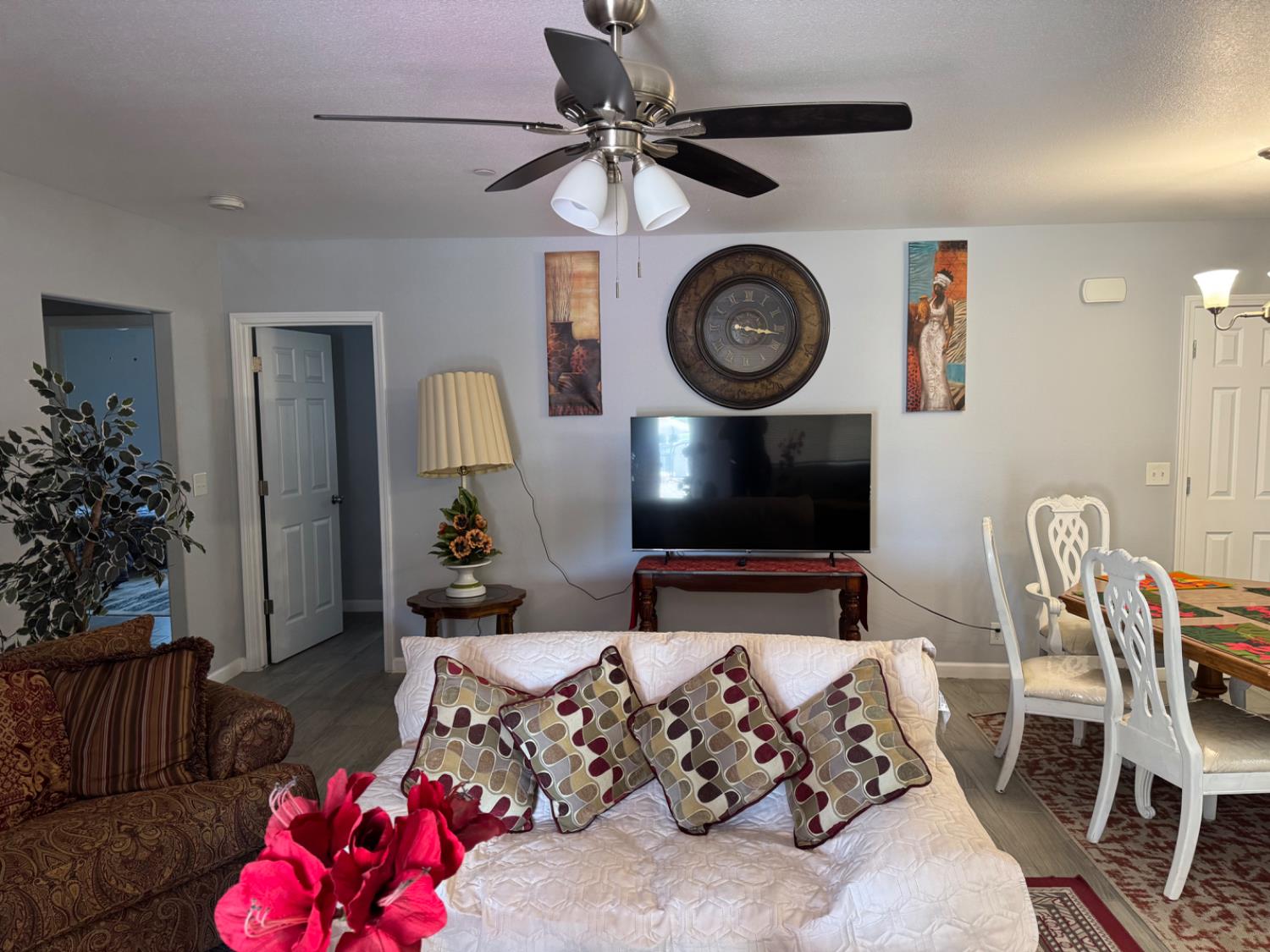 3280 McCall Avenue Selma, CA 93662 - Photo 7 of 56 a living room with furniture and a mirror