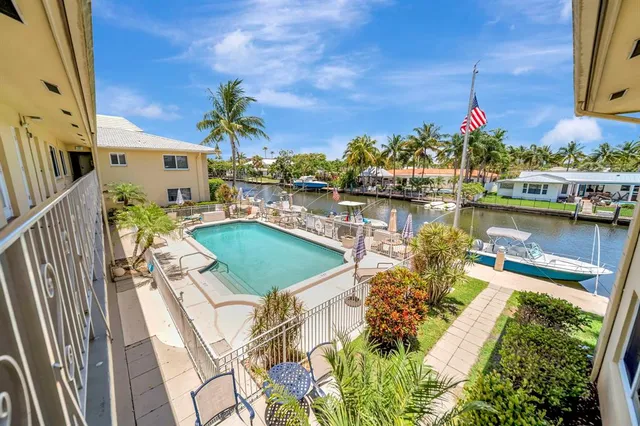 a view of a house with swimming pool outdoor seating