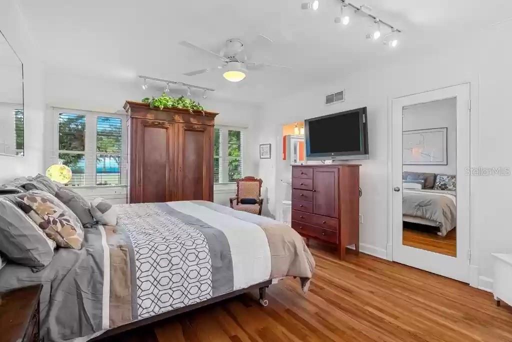 220 Lyndhurst Street Dunedin, FL 34698 - Photo 15 of 20 a bedroom with a bed and a television