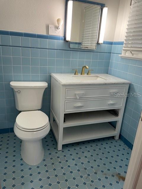 220 Lyndhurst Street Dunedin, FL 34698 - Photo 20 of 20 a bathroom with a toilet and a sink