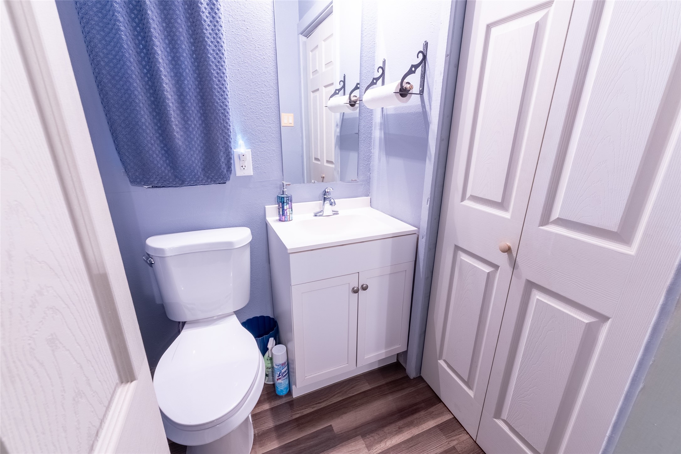 215 Center Street Cleveland, TX 77327 - Photo 19 of 38 a bathroom with a sink and a mirror