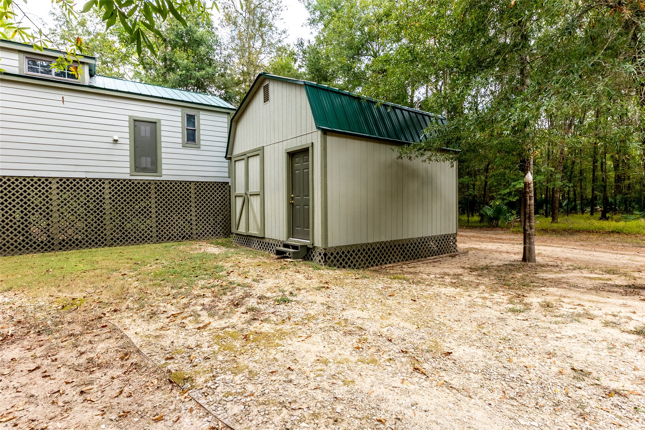 215 Center Street Cleveland, TX 77327 - Photo 8 of 38 a backyard of a house