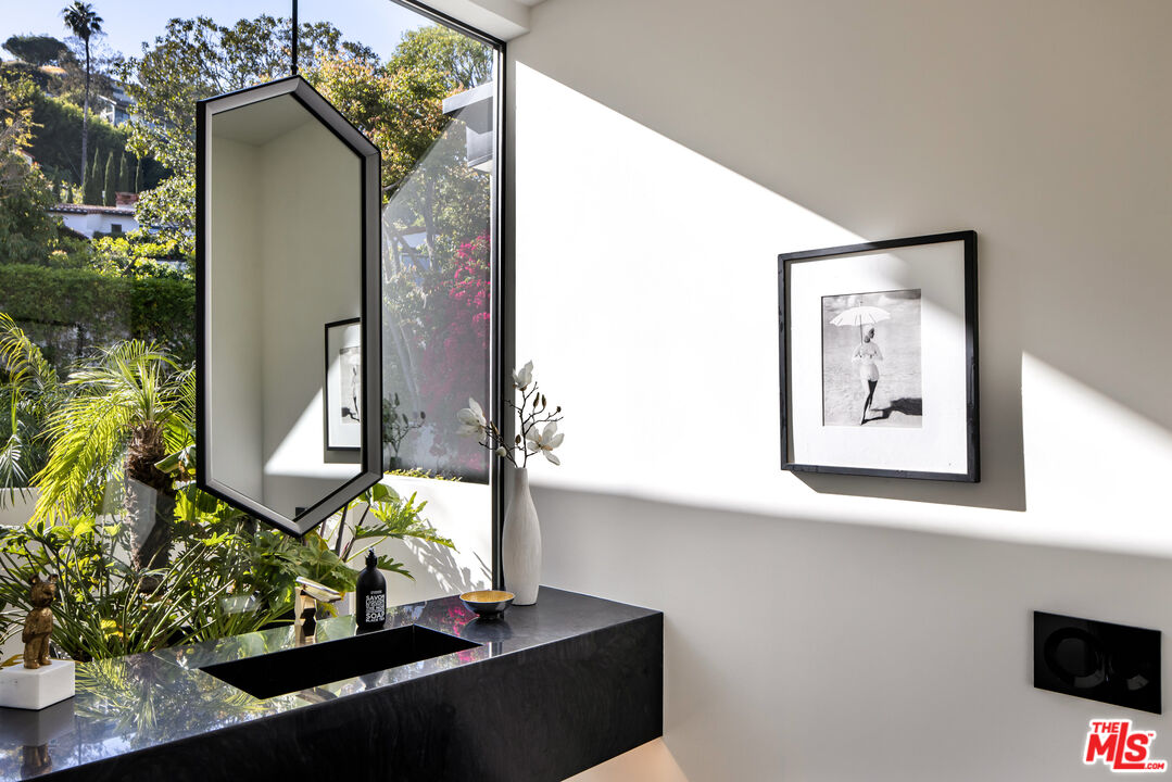 1516 North Kings Road Los Angeles, CA 90069 - Photo 27 of 45 a vase of flowers sitting on a table