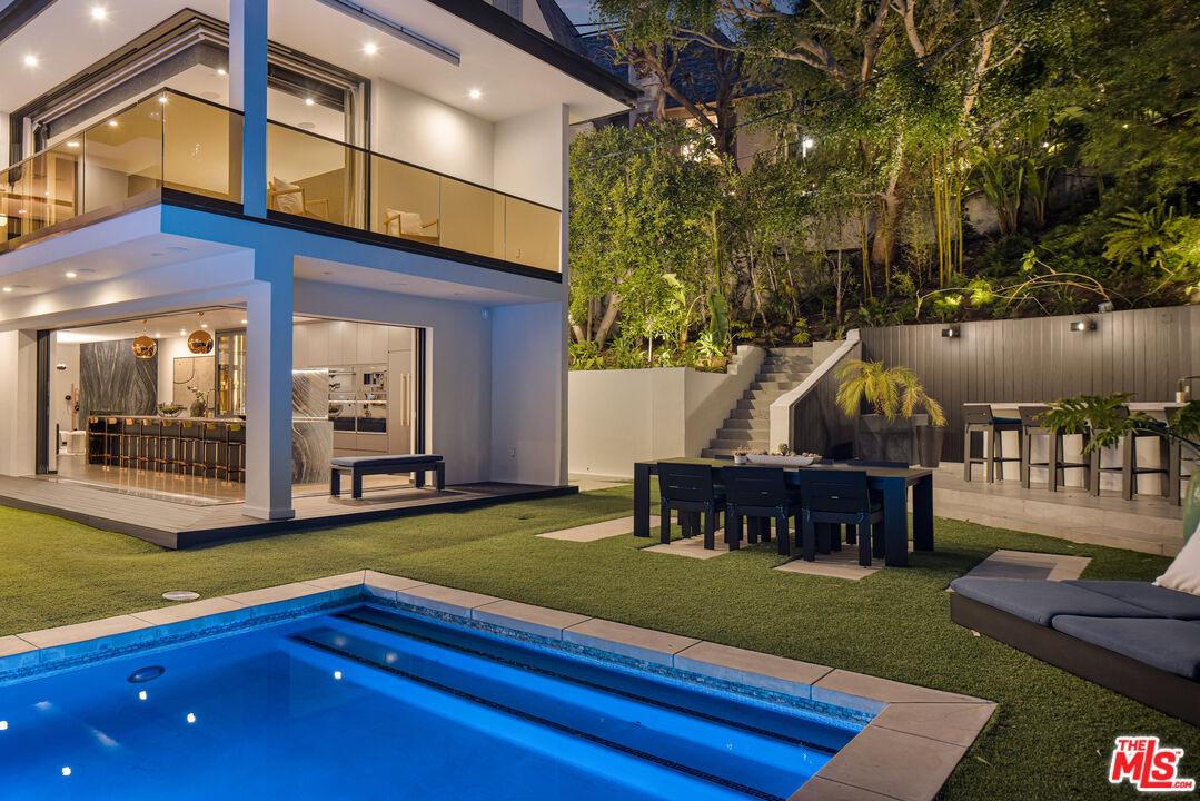1516 North Kings Road Los Angeles, CA 90069 - Photo 44 of 45 a view of an chairs and table in the patio
