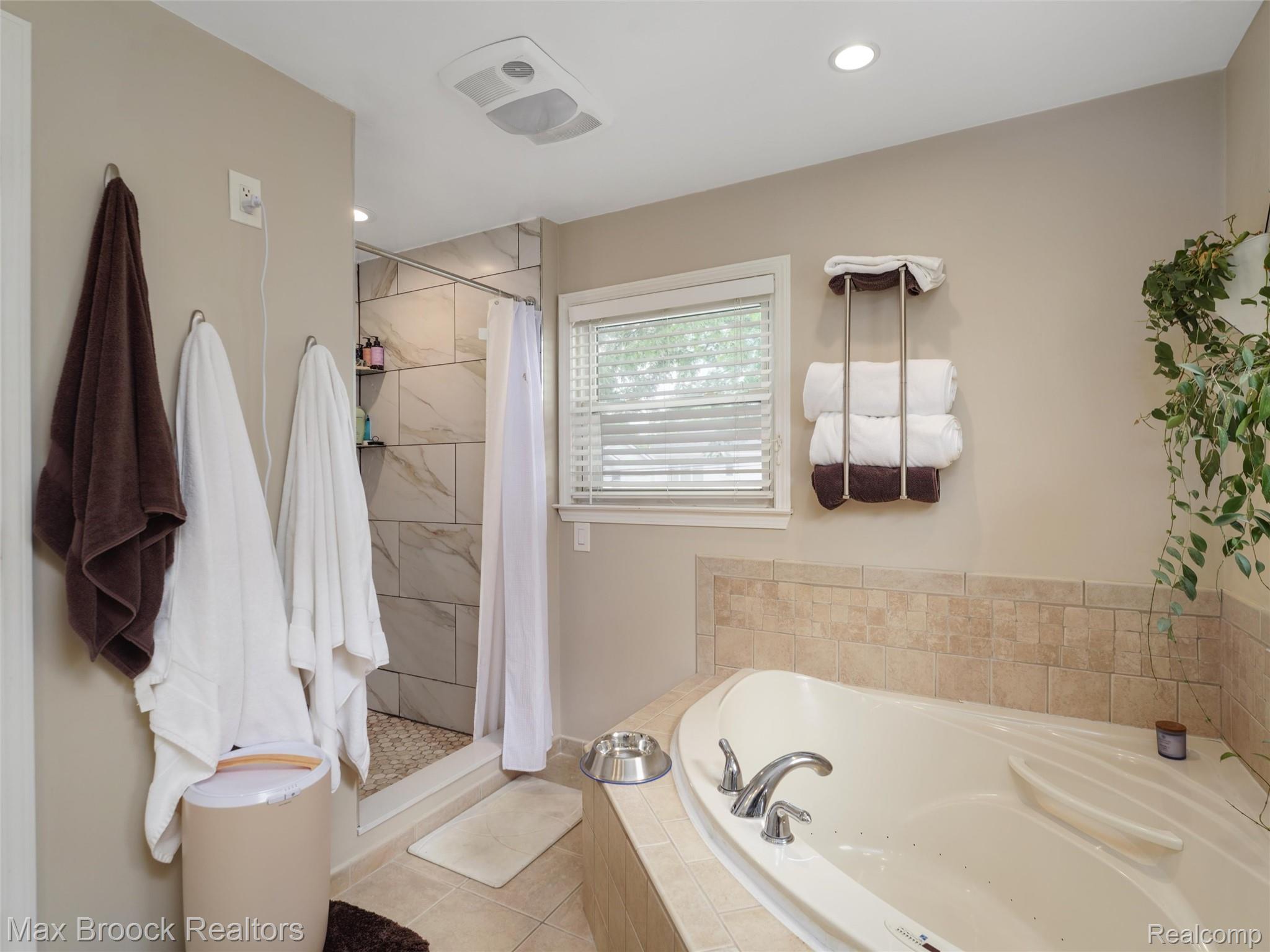 1201 Cole Street Birmingham, MI 48009 - Photo 23 of 35 Jetted soaking tub and shower
